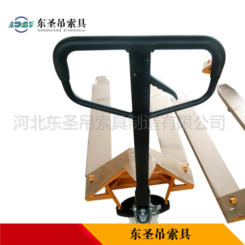 手動升高叉車產品展示--河北東圣吊索具制造有限公司--小型攪拌機|石材夾具|液壓堆高車|手動叉車