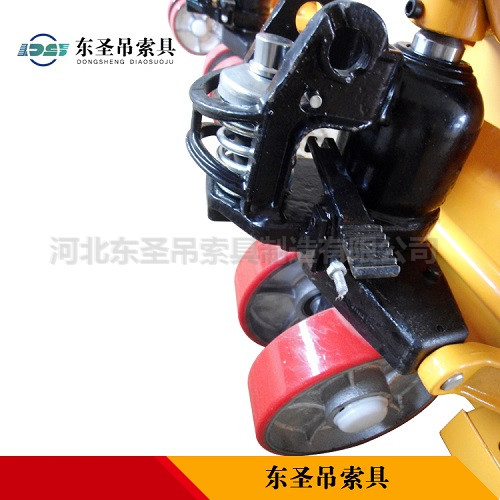 手動升高叉車液壓缸控制部位細節展示--河北東圣吊索具制造有限公司--小型攪拌機|手動叉車|液壓堆高車|手動叉車