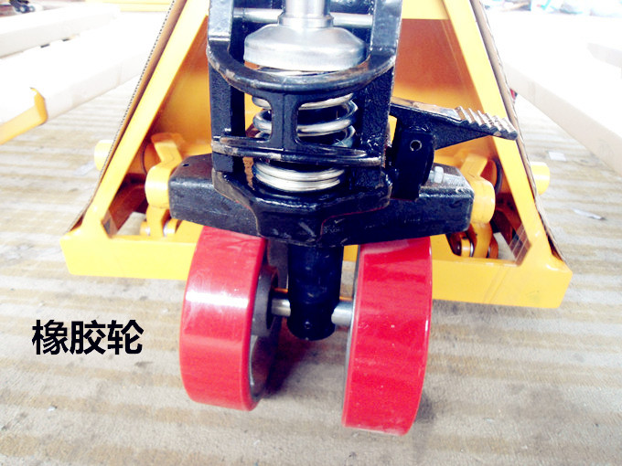 手動叉車橡膠輪細節大圖--河北東圣吊索具制造有限公司--手動叉車|液壓堆高車|石材夾具|小型攪拌機